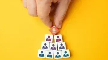 Как избежать жертв мошенников: признаки финансовых пирамид и нелегальных схем