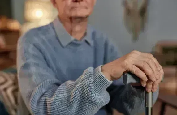 Как пенсионерам реально сэкономить на лекарствах, ЖКХ и продуктах — без купонов и соцсетей